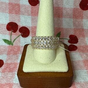 Dazzling Gold Women's Ring with Crystal Accents